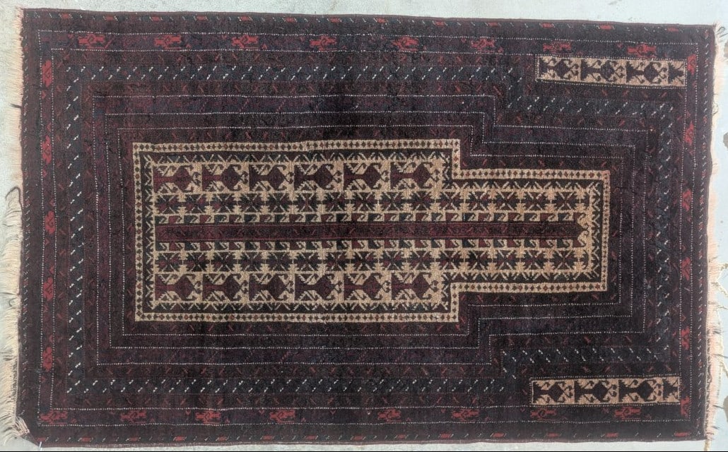 Vintage Balouchi Prayer Rug Fine Antique Design c1920s Handcrafted Wool: **Important** Please read below description on how to avoid high shipping costs. Presenting a stunning Antique Balouchi prayer rug measuring 3 foot 1 inch x 4 foot 11 inches. This exquisite piece,