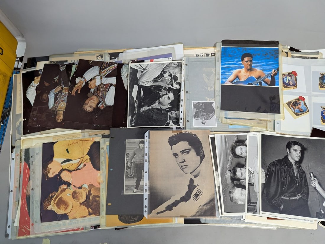 Large Lot of Elvis Presley Memorabilia Includes Jigsaw Puzzle and Collectibles - 7