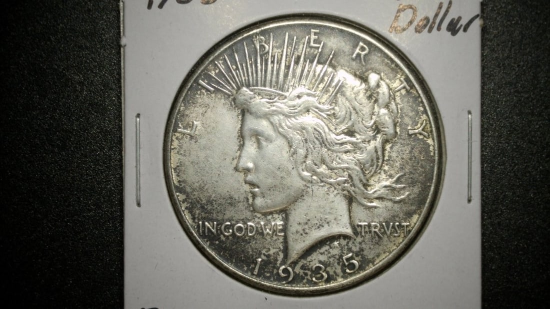 1935 1922 US Silver Peace Dollars Collection by Anthony de Francisci Fine Grade: **Important** Please read below description on how to avoid high shipping costs. This auction features a remarkable collection of two United States Peace Silver Dollars, both in Fine condition. The