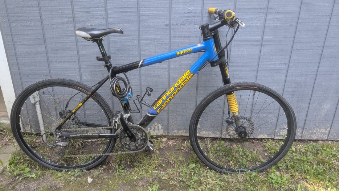Cannondale F2000 SL Mountain Bike Vintage 26" Lefty Fork Shimano XTR: **Important** Please read below description on how to avoid high shipping costs. Up for auction is a classic Cannondale F2000 SL Mountain Bike, a true gem from the late '90s featuring an 18" down