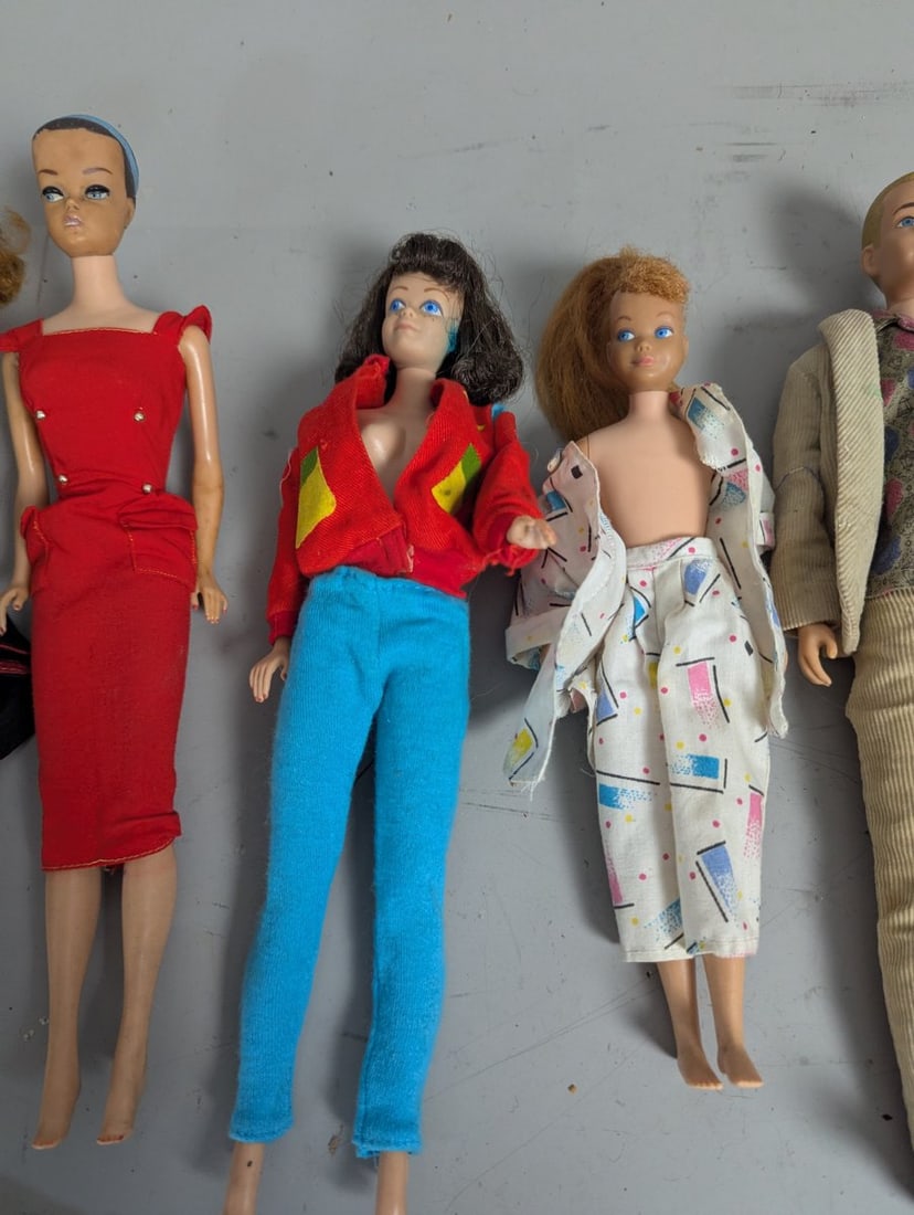 Lot of Vintage Barbie Dolls and Clothes Including Bubblecut Ken and Skipper Collection - 3