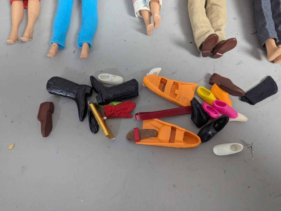 Lot of Vintage Barbie Dolls and Clothes Including Bubblecut Ken and Skipper Collection - 7