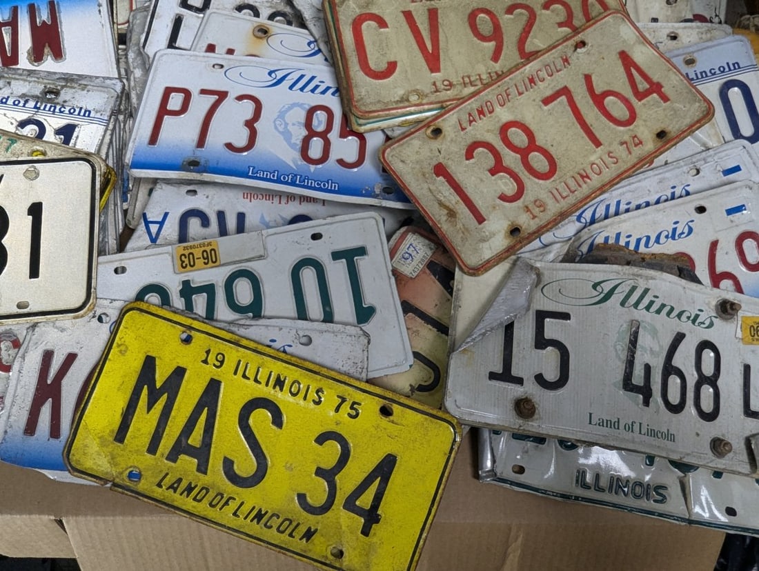 Huge Lot of Assorted Illinois License Plates Vintage Modern Craft Decor 190 Plates - 10