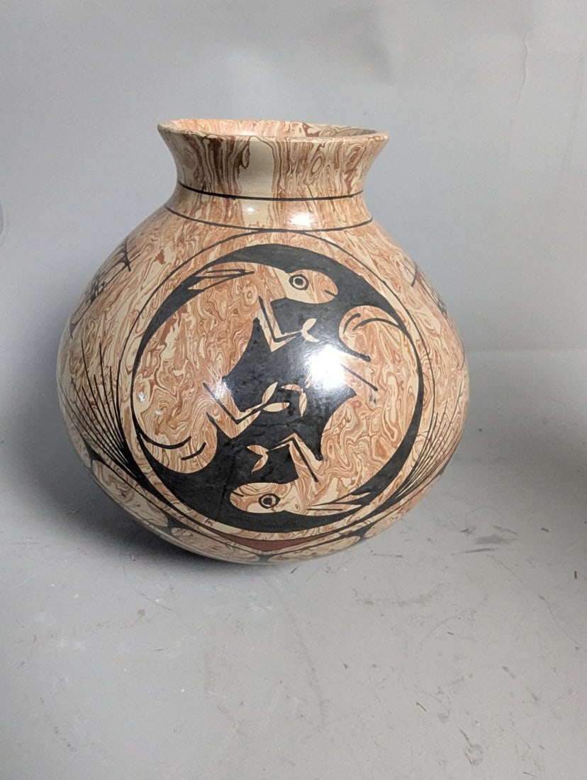 Thomas Polacca Hopi-Tewa Marbled Clay Pottery Vase Unique Lizard Design Collector's Item (1 of 6)