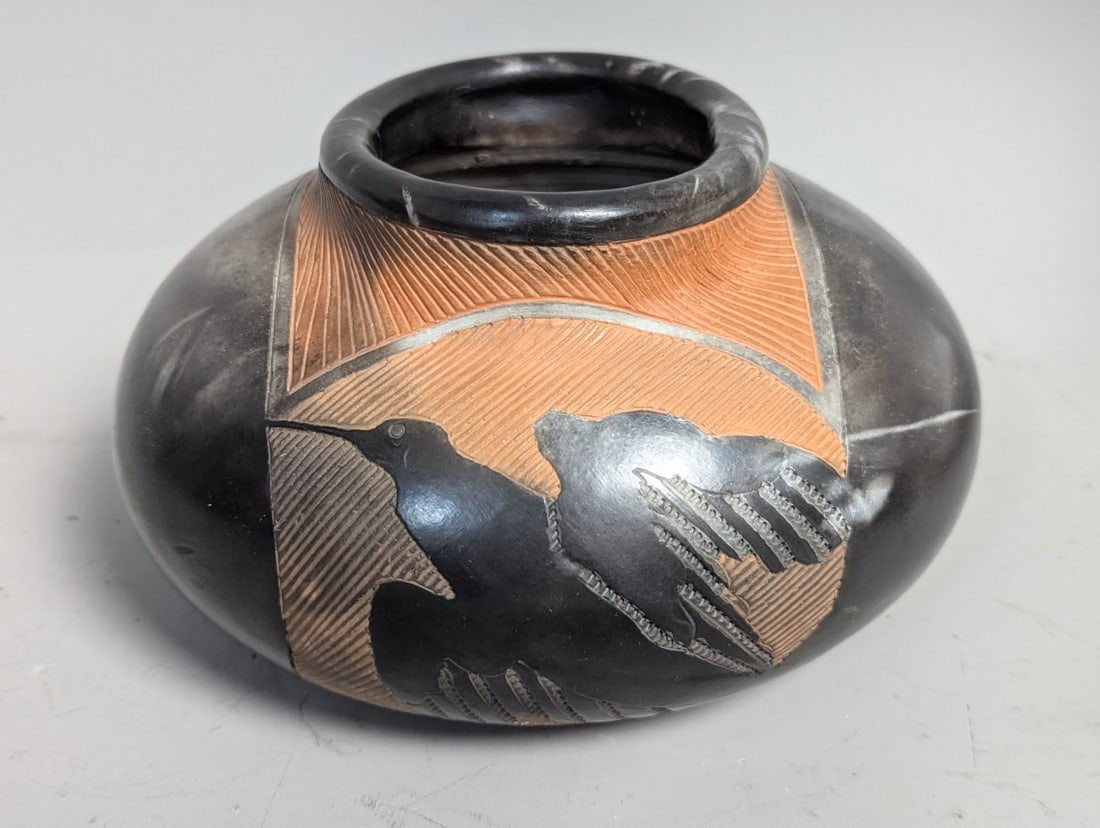 Sgraffito Blackware Pottery Jar Hummingbird Design Santa Clara Style Decorative Art Piece: **Important** Please read below description on how to avoid high shipping costs. Up for auction is a striking Sgraffito Blackware Pottery Jar featuring an intricate hummingbird design. This unique pie