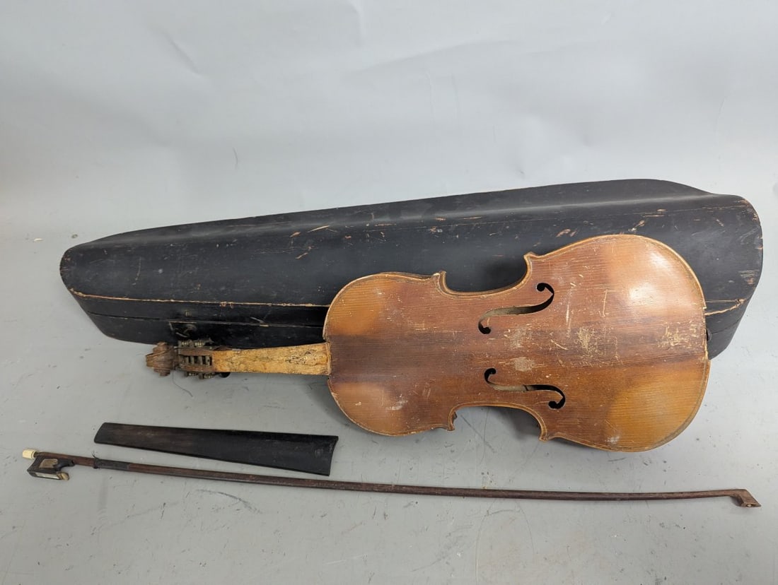 Antique German Bohemian Stradivarius Copy Violin Set with Bow and Case for Restoration: **Important** Please read below description on how to avoid high shipping costs. Discover the potential of this antique German/Bohemian 'Stradivarius Copy' violin set, featuring a 24 x 8 x 2 body size