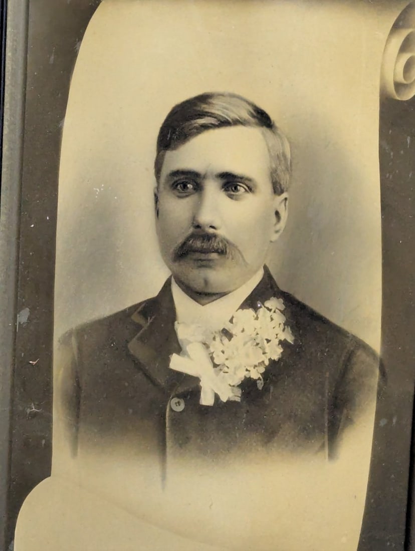 Matching Pair of Victorian Crayon Portraits in Ornate Frames - 2