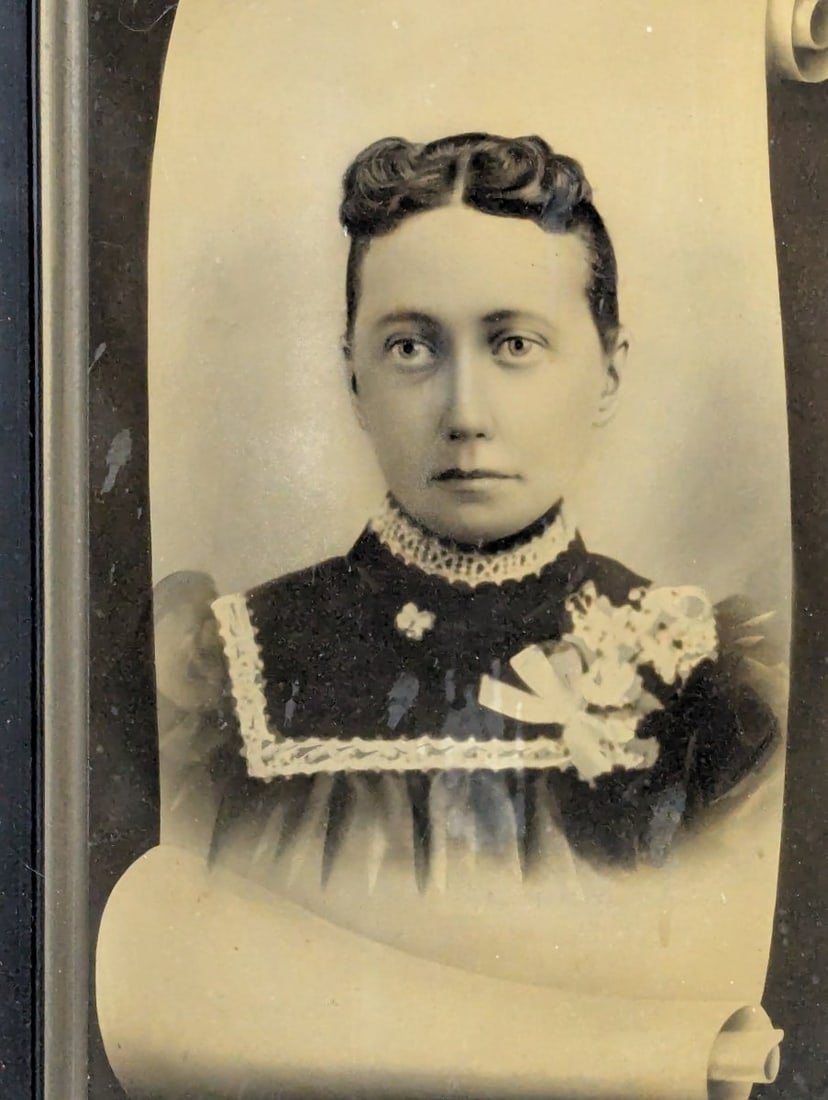 Matching Pair of Victorian Crayon Portraits in Ornate Frames - 3
