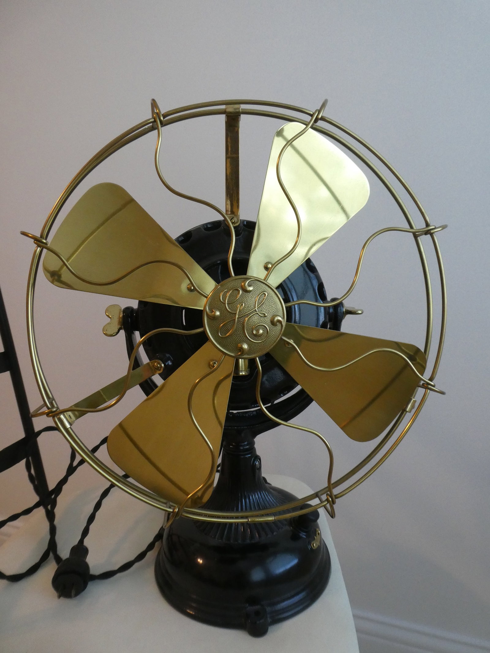 Antique GE General Electric Pancake Motor Brass Blade Electric Fan Type AK 433/BC: **Important** Please read below description on how to avoid high shipping costs. Antique GE General Electric Pancake Motor Brass Blade Electric Fan Type AK 433/BC Knob on base is not original. Fan was