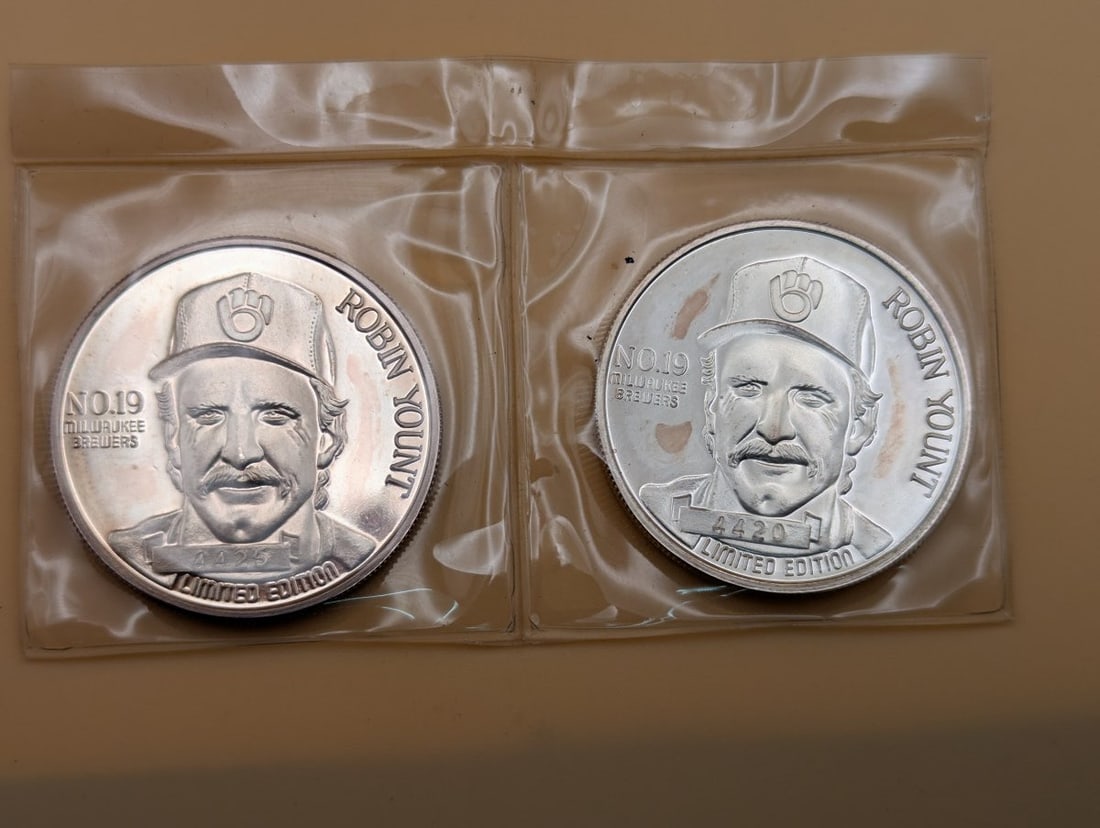1992 Robin Yount 3000th Career Hit 1 oz .999 Silver Round - Hall of Famer - Excellent: **Important** Please read below description on how to avoid high shipping costs. This is a pair of commemorative silver rounds celebrating the 3000th career hit of Milwaukee Brewers legend and Hall of