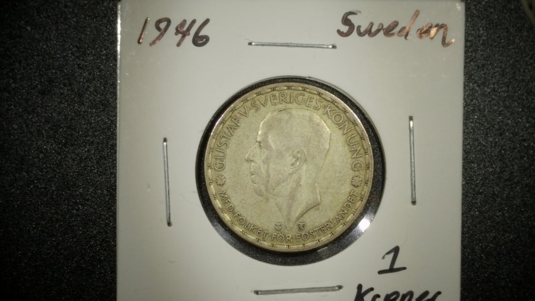 1946 Sweden 1 Krona Coin by Erik Lindberg - Very Fine Silver Collectible: **Important** Please read below description on how to avoid high shipping costs. This stunning 1946 Sweden 1 Krona coin, designed by the renowned engraver Erik Lindberg, showcases its elegant details