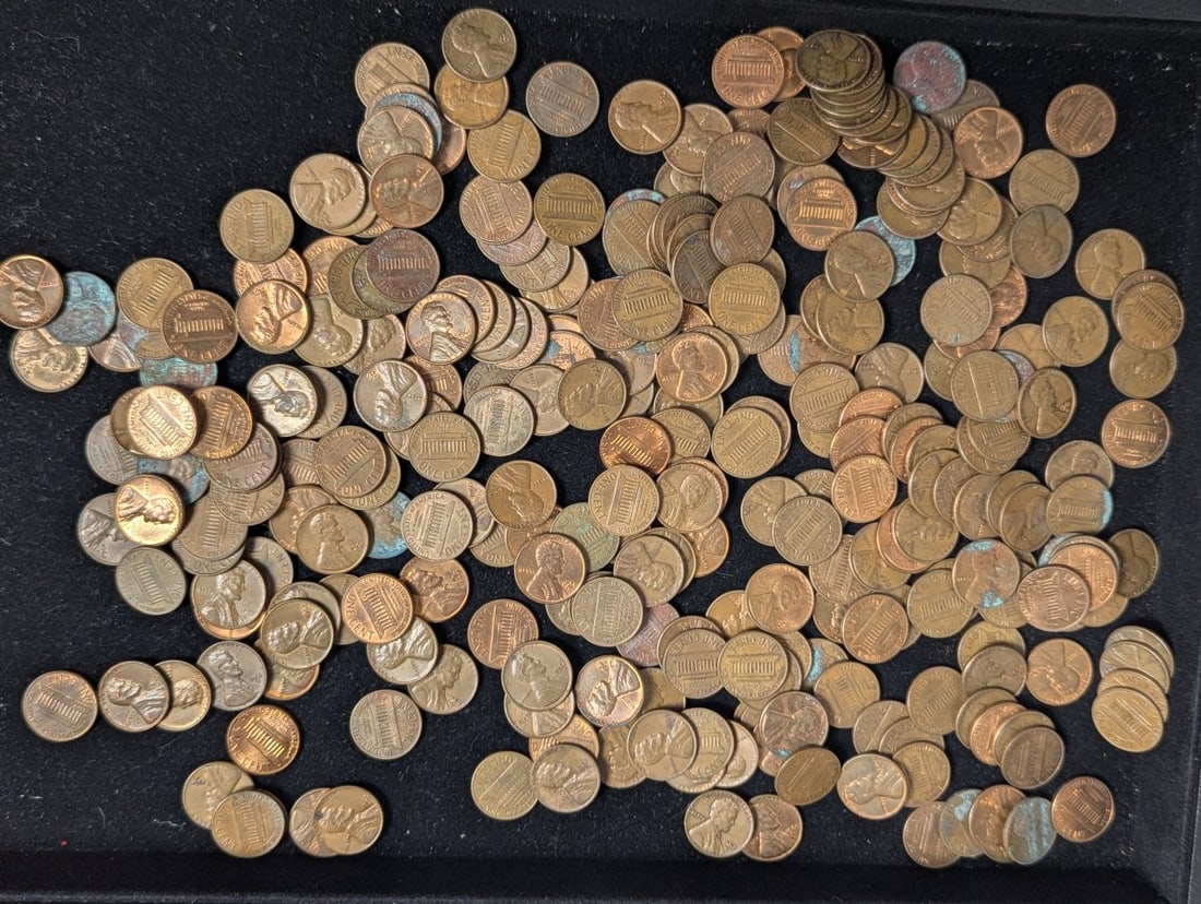 2 Pounds of Fair 1950s-60s Lincoln Memorial Copper Cents by United States Mint: **Important** Please read below description on how to avoid high shipping costs. This bulk lot features 2 pounds of circulated Lincoln Memorial copper cents, offering a mix of coins from the 1950s