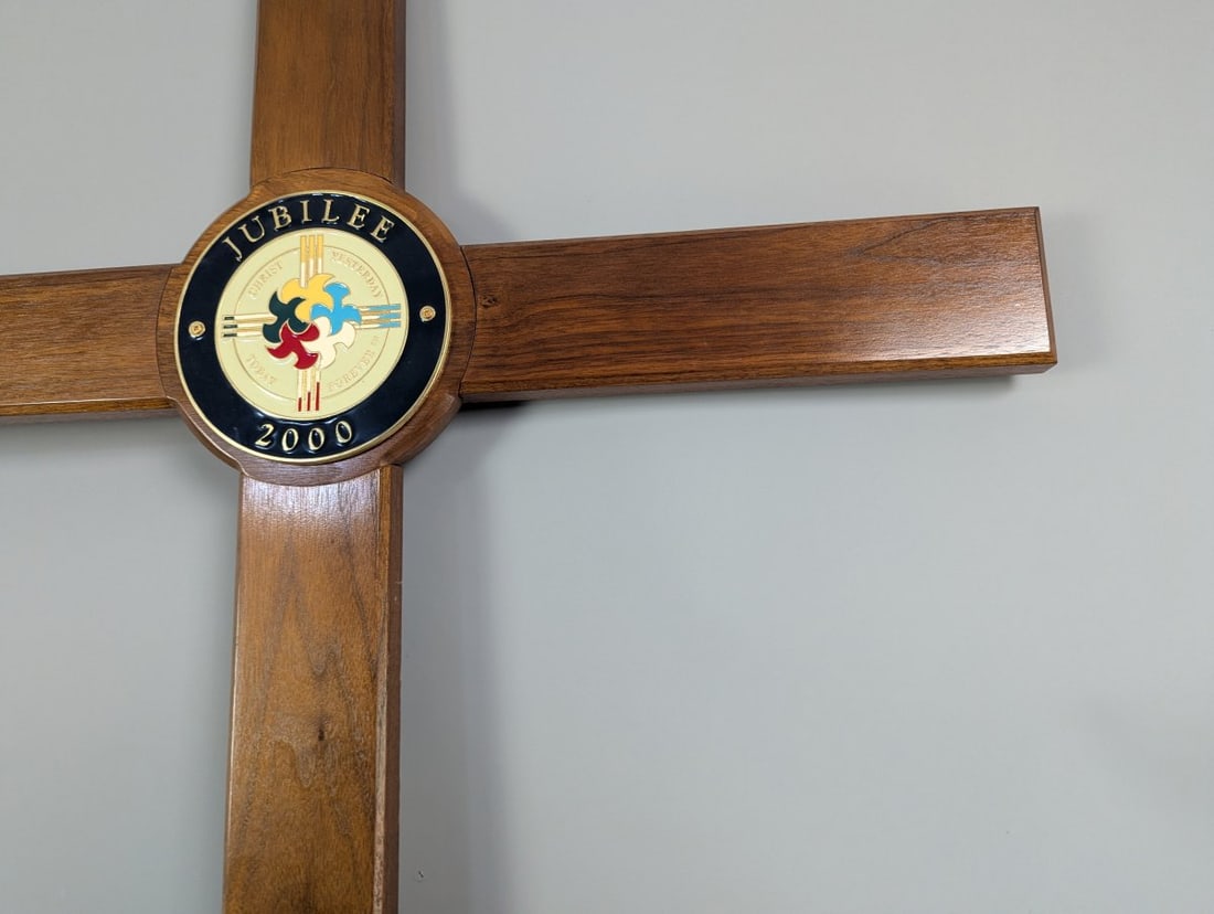 Large Wooden Wall Cross with Great Jubilee 2000 Medallion by Emanuela Rocchi - 3