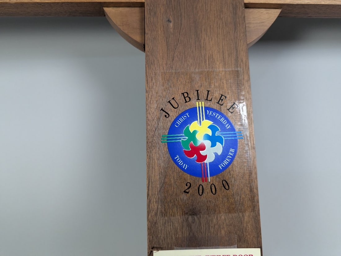 Large Wooden Wall Cross with Great Jubilee 2000 Medallion by Emanuela Rocchi - 6