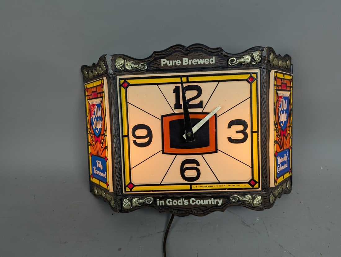 Vintage 1978 Heileman's Old Style Tiffany Lighted Beer Clock Unique Bar Decor: **Important** Please read below description on how to avoid high shipping costs. Up for auction is a remarkable Vintage 1978 Heileman's Old Style 'Tiffany' Lighted Beer Clock, ideal for collectors