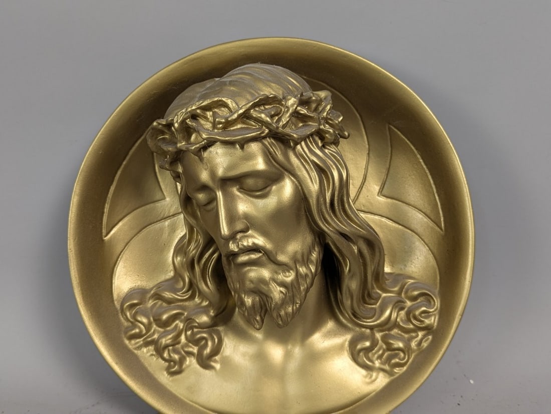Vintage High-Relief Jesus Christ Wall Plaque Gold-Tone Art Deco Decor 13 Inch Diameter: **Important** Please read below description on how to avoid high shipping costs. This stunning Vintage High-Relief Jesus Christ Head Wall Plaque measures 7 x 13 diameter, making it a substantial and