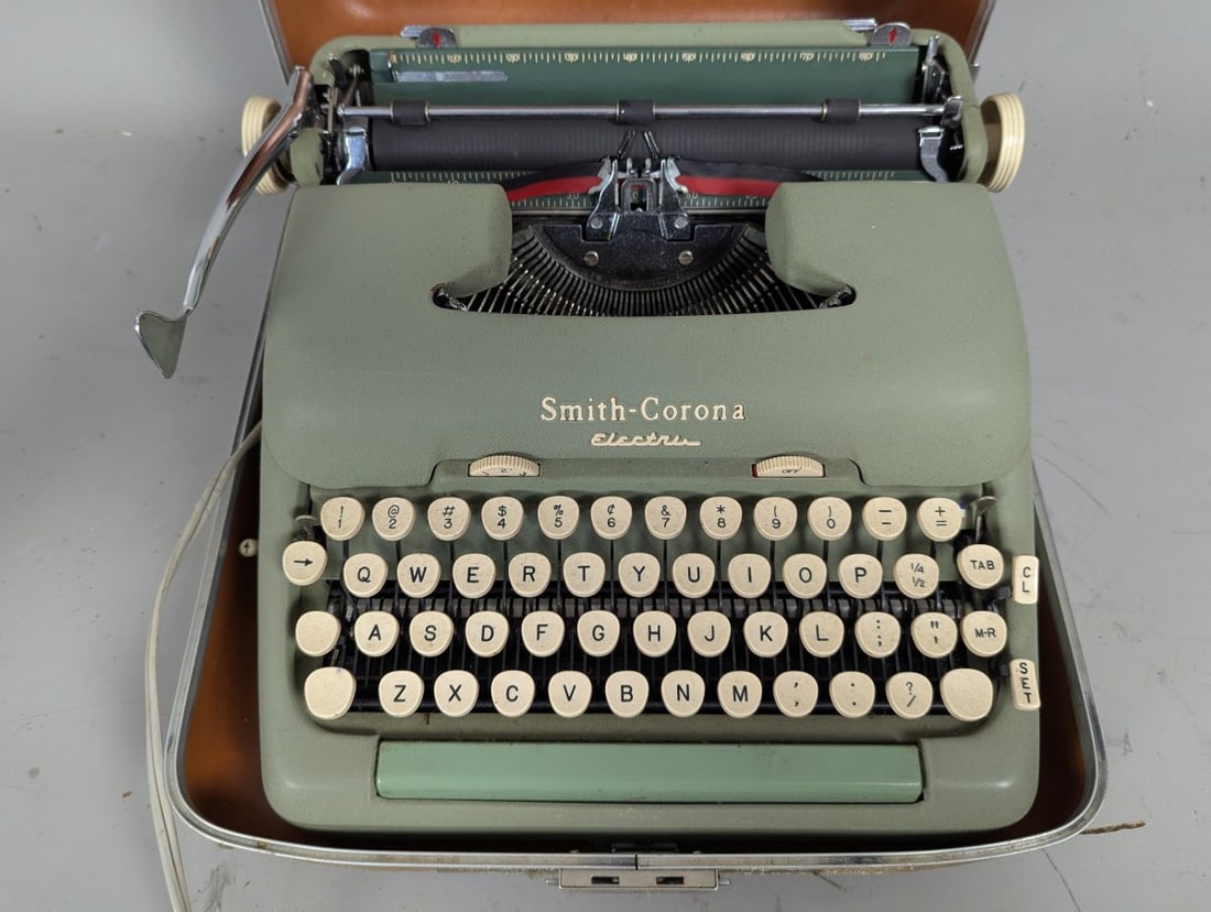 Smith-Corona 5TE Electric Typewriter Sage Green Original Case Vintage Collector's Item - 2