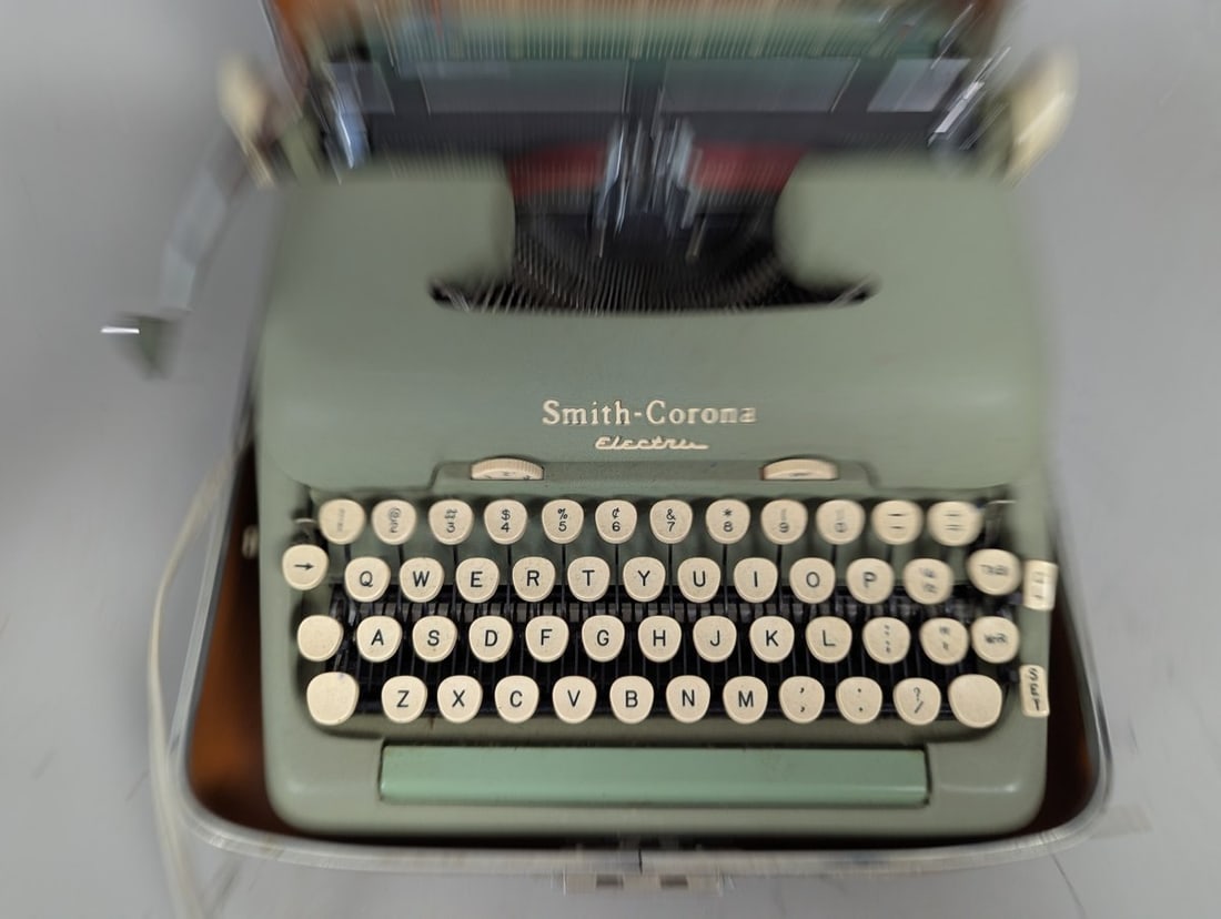 Smith-Corona 5TE Electric Typewriter Sage Green Original Case Vintage Collector's Item - 3
