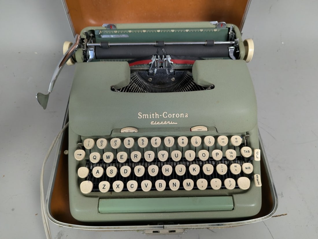 Smith-Corona 5TE Electric Typewriter Sage Green Original Case Vintage Collector's Item - 4