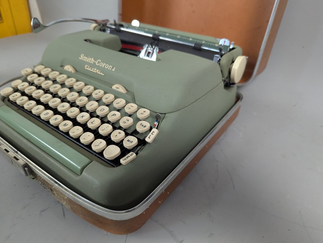 Smith-Corona 5TE Electric Typewriter Sage Green Original Case Vintage Collector's Item - 6