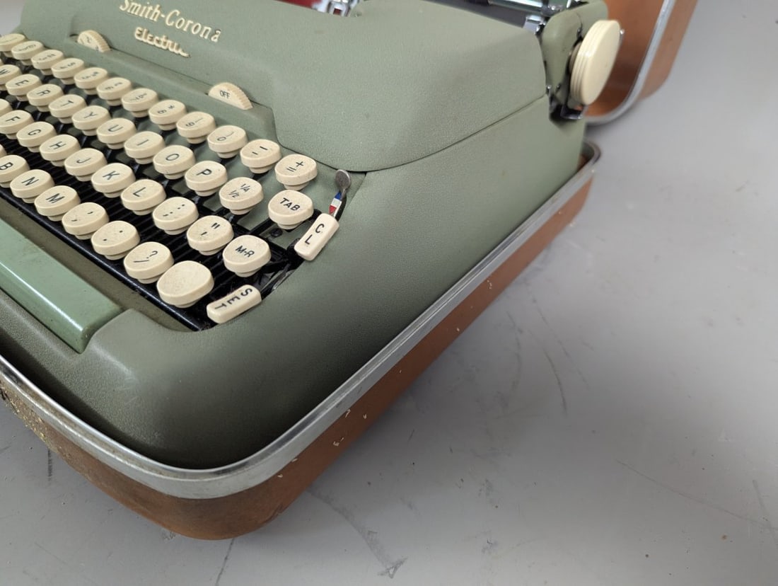 Smith-Corona 5TE Electric Typewriter Sage Green Original Case Vintage Collector's Item - 7