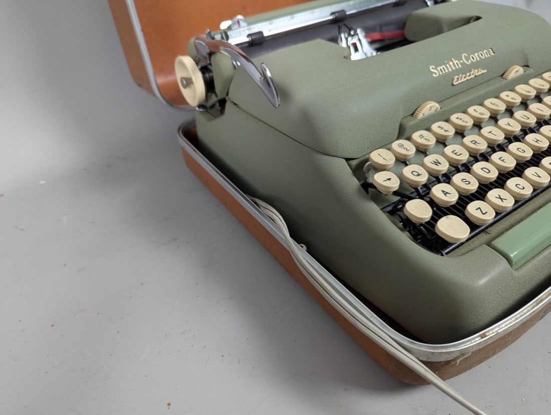 Smith-Corona 5TE Electric Typewriter Sage Green Original Case Vintage Collector's Item - 8