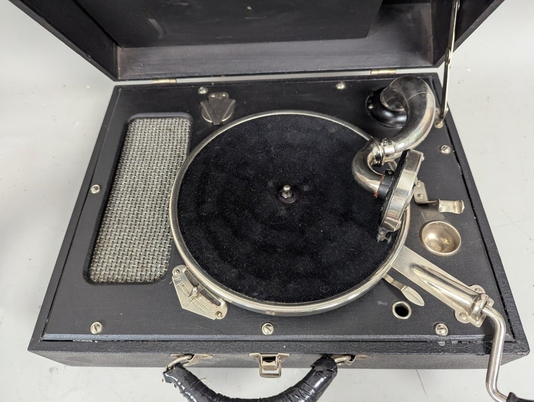 RCA Victor Portable Hand-Crank Phonograph Vintage Collectible Music Player - 2