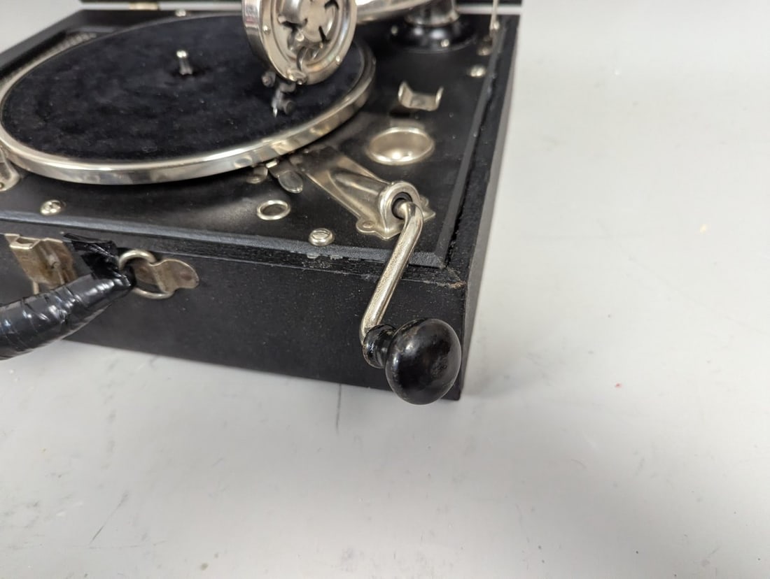RCA Victor Portable Hand-Crank Phonograph Vintage Collectible Music Player - 3