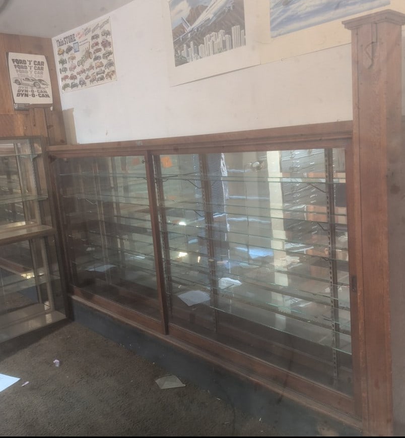 Andrew Samuelson Antique Oak Store Display Cabinet Large Quarter-Sawn Oak Showcase: **Important** Please read below description on how to avoid high shipping costs. Introducing a stunning Andrew Samuelson Antique Oak Store Display Cabinet, an impressive piece measuring 73 high x 13 x