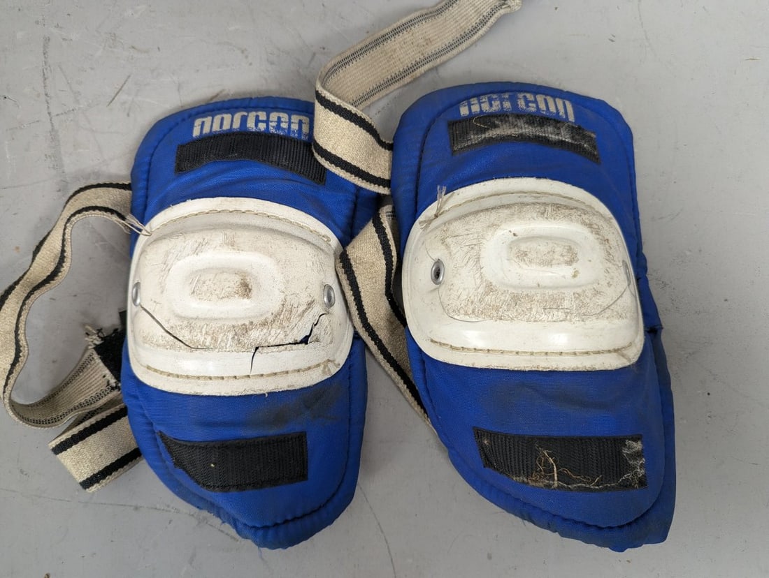 Vintage Norcon Hockey Knee Pads Pair Old School Collectible Gear 1970s-80s: **Important** Please read below description on how to avoid high shipping costs. Elevate your collection with this matching pair of Vintage Norcon Hockey Knee Pads, measuring approximately 10 x 6 x 3