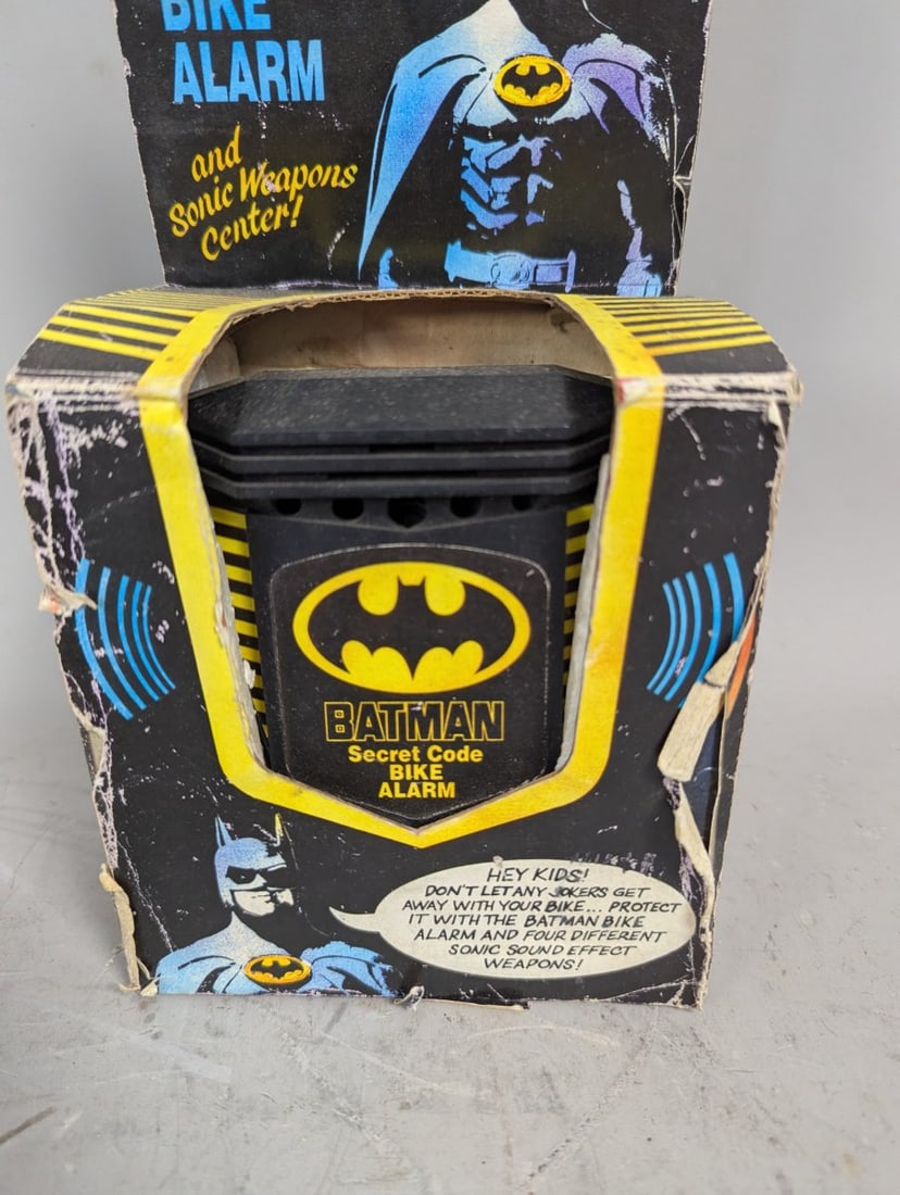 1989 Batman Secret Code Bike Alarm and Sonic Weapons Center DC Comics Collectible - 2