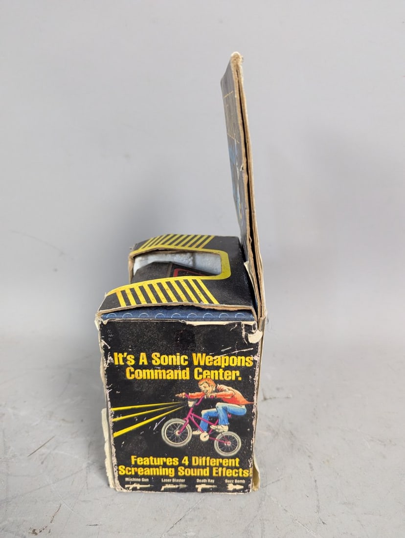 1989 Batman Secret Code Bike Alarm and Sonic Weapons Center DC Comics Collectible - 4