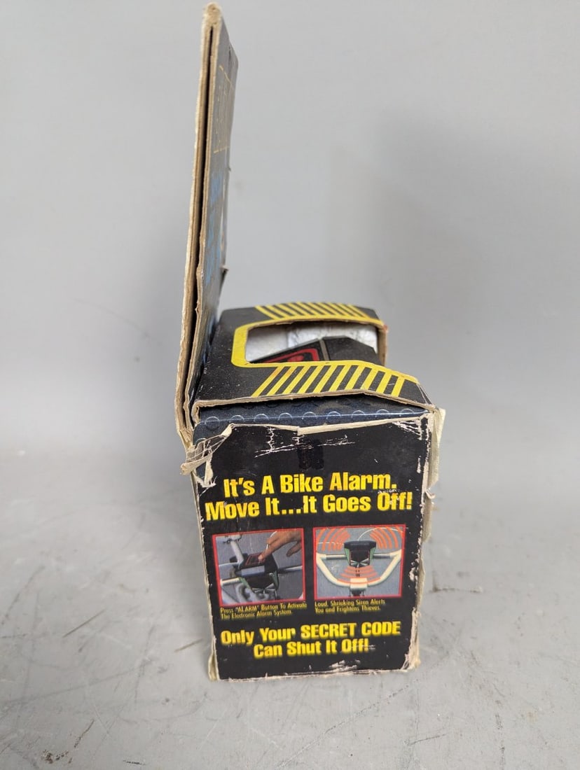 1989 Batman Secret Code Bike Alarm and Sonic Weapons Center DC Comics Collectible - 6