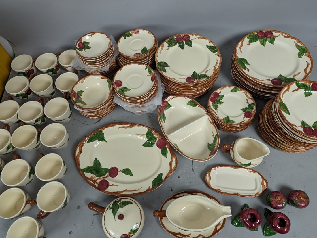 Franciscan Ceramics Apple Pattern Dinnerware Set With Serving Pieces Vintage (1 of 13)