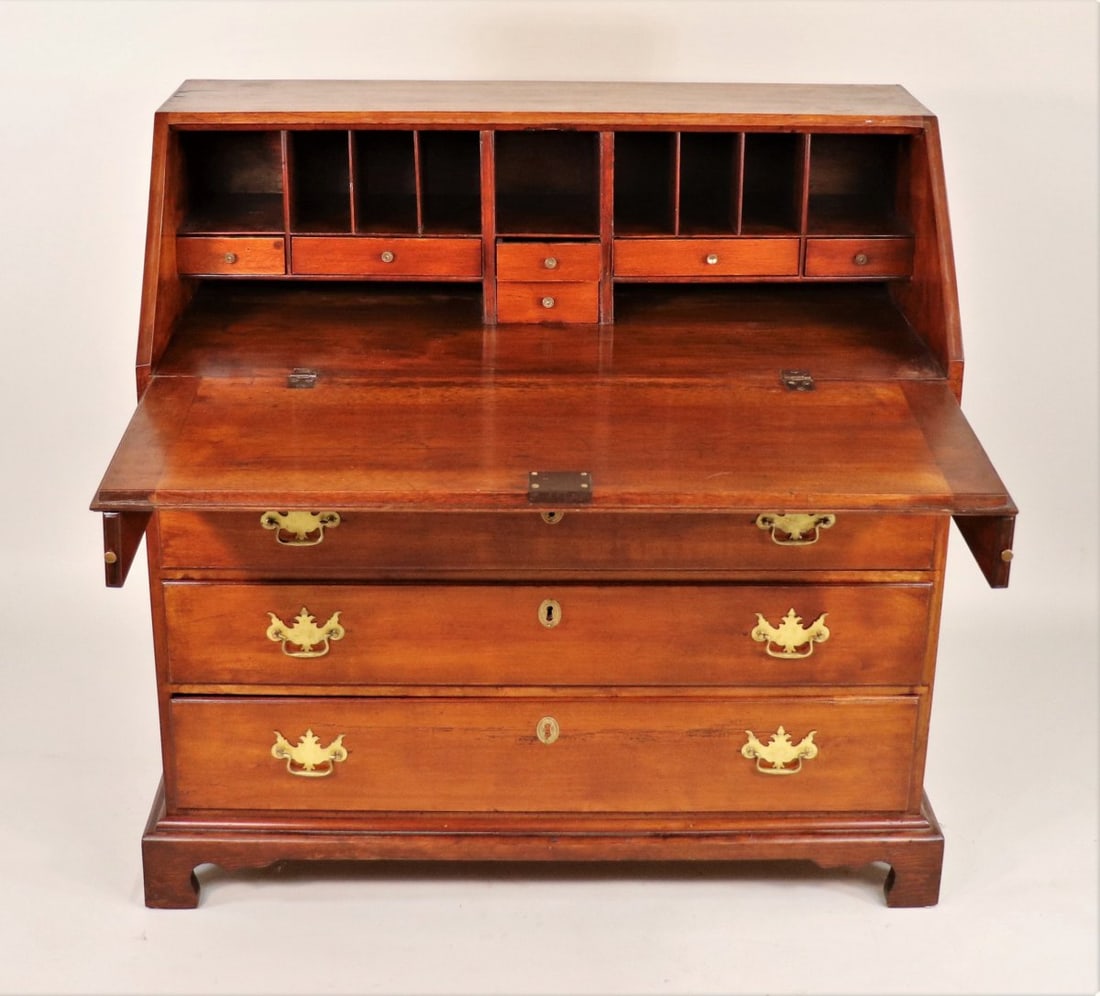 Early 19th Century American Mahogany Slant Desk with Brass Hardware and Key - 2