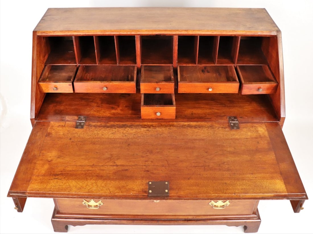 Early 19th Century American Mahogany Slant Desk with Brass Hardware and Key - 3