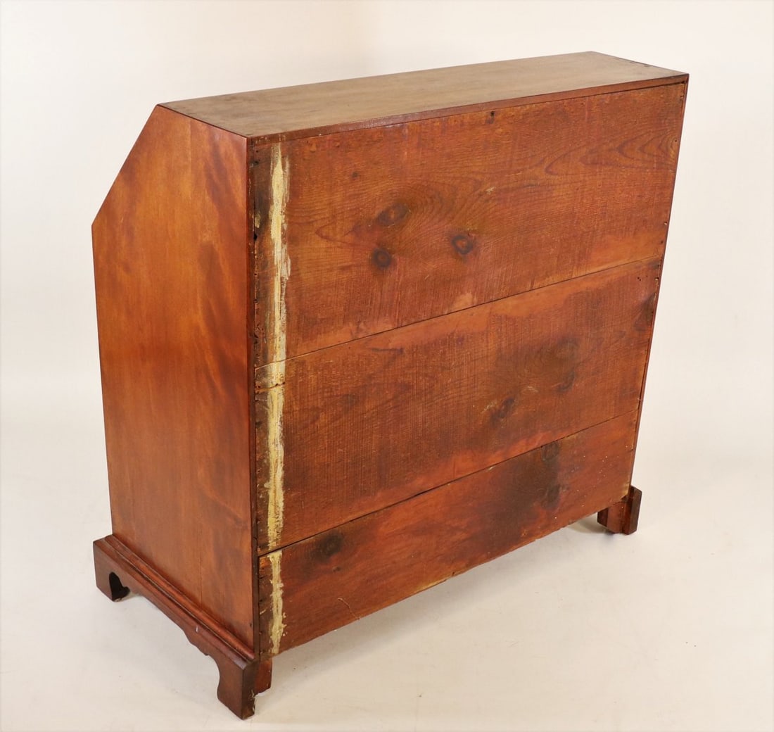 Early 19th Century American Mahogany Slant Desk with Brass Hardware and Key - 5