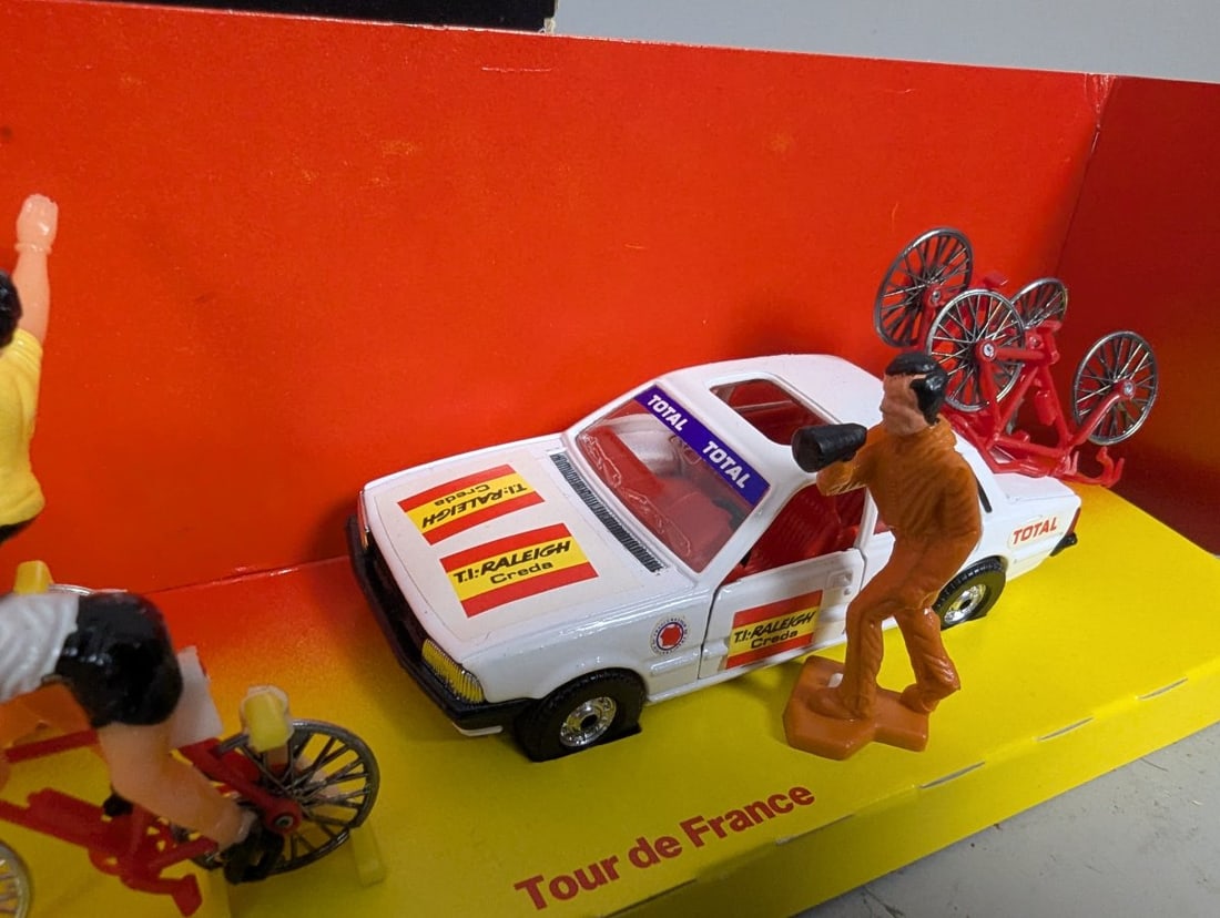 Corgi Toys Gift Set 13 Tour de France TI-Raleigh 1981 Die-Cast Car & Figurines - 2