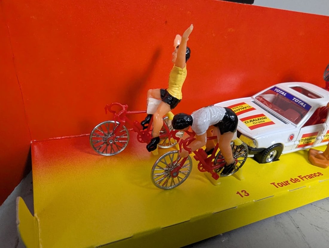 Corgi Toys Gift Set 13 Tour de France TI-Raleigh 1981 Die-Cast Car & Figurines - 3