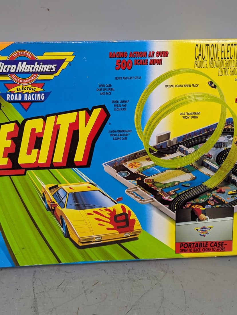 Galoob Micro Machines Cyclone City Playset Race-in-a-Case 1990 Vintage Toy - 3