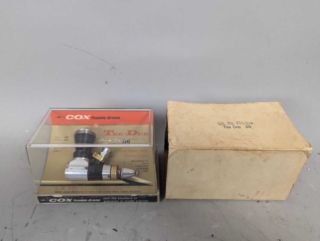 Cox Thimble-Drome Tee-Dee .09 Model Engine with Original Display Case & Sleeve: **Important** Please read below description on how to avoid high shipping costs. Up for auction is a highly sought-after Cox Thimble-Drome Tee-Dee .09 Model Engine, a standout piece in the model
