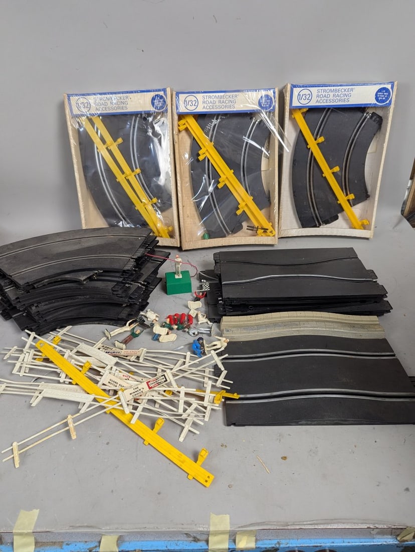 Large Lot of Vintage Strombecker 1/32 Scale Slot Car Track and Accessories Collection (1 of 9)
