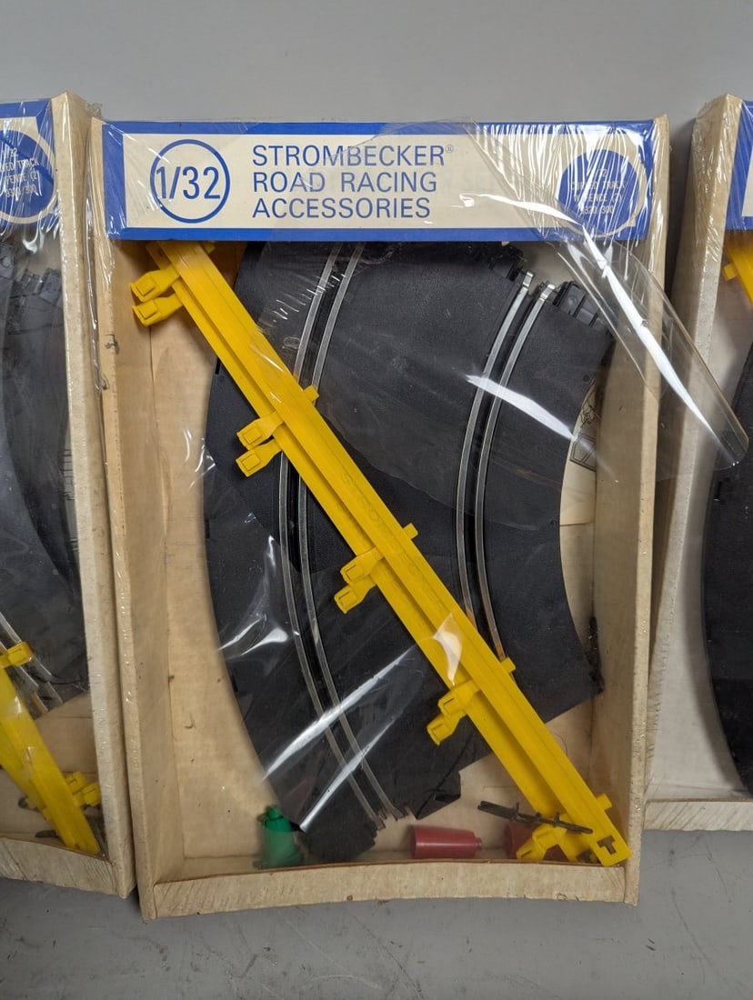 Large Lot of Vintage Strombecker 1/32 Scale Slot Car Track and Accessories Collection - 3