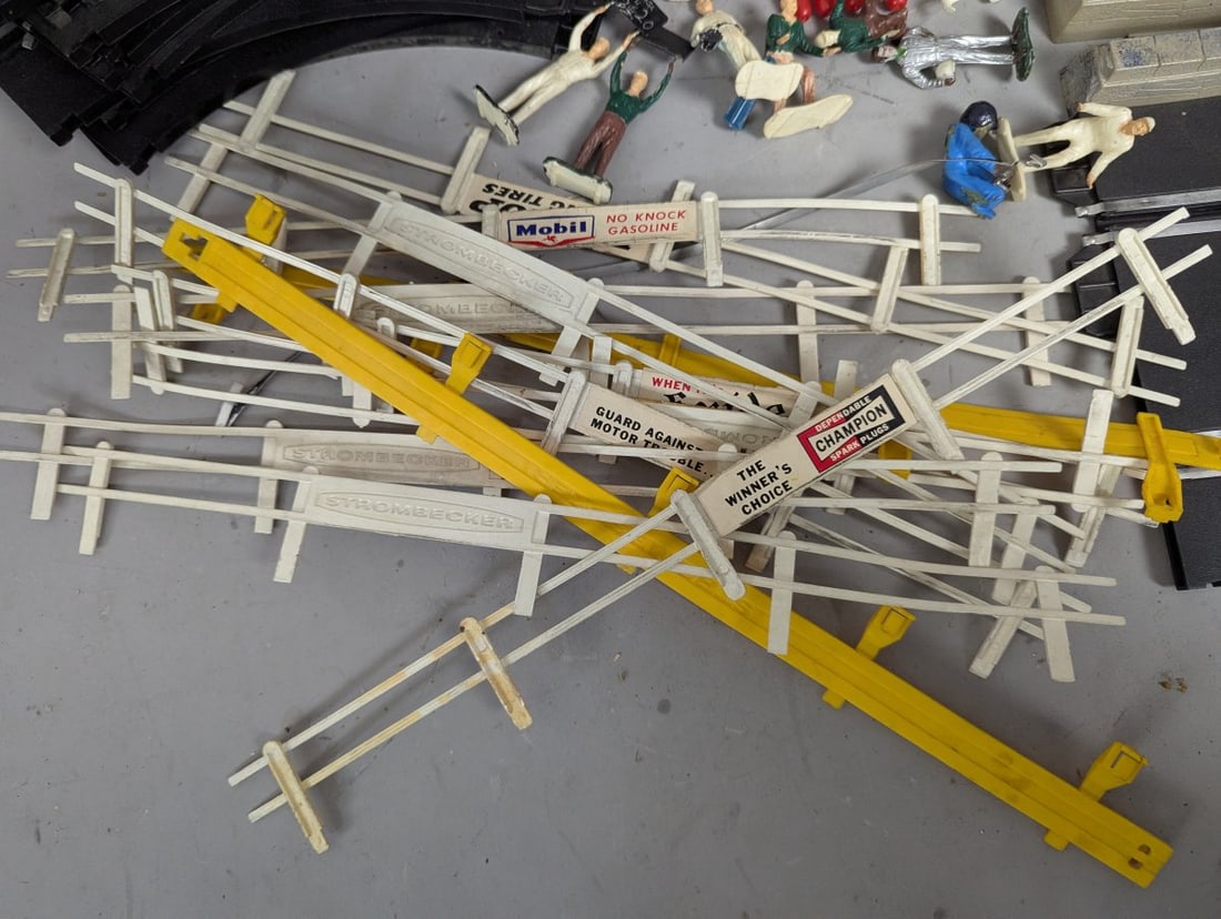 Large Lot of Vintage Strombecker 1/32 Scale Slot Car Track and Accessories Collection - 7