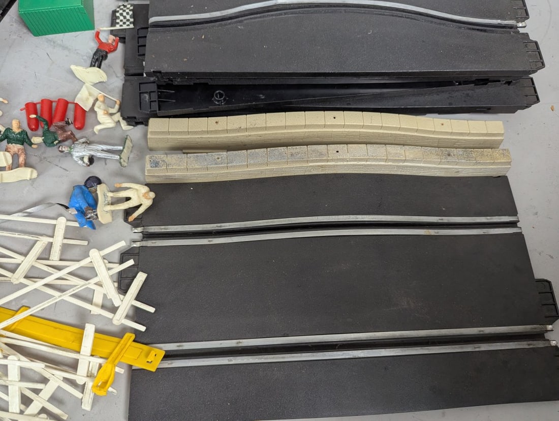 Large Lot of Vintage Strombecker 1/32 Scale Slot Car Track and Accessories Collection - 8