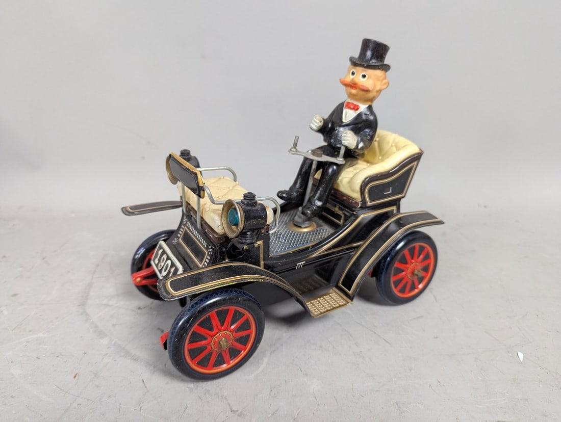 Linemar Marx Battery-Operated 1901 Old Timer Tin Toy Car Collectible Vintage: **Important** Please read below description on how to avoid high shipping costs. Introducing a charming piece of vintage nostalgia, the Linemar Battery-Operated '1901' Old Timer Tin Toy Car. Measuring