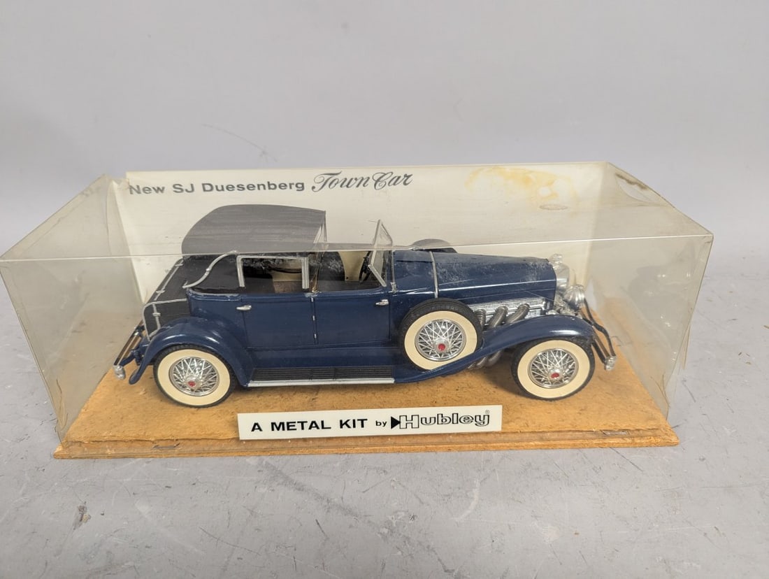 Hubley Duesenberg Town Car Vintage Store Display Collector's Model: **Important** Please read below description on how to avoid high shipping costs. Up for auction is a vintage Hubley Duesenberg SJ Town Car store display. This assembled model measures approximately 15
