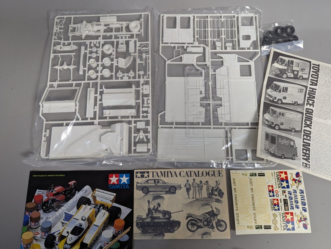Tamiya 1/24 Sports Car Series No. 41 Toyota Hiace Quick Delivery Model Kit - 3