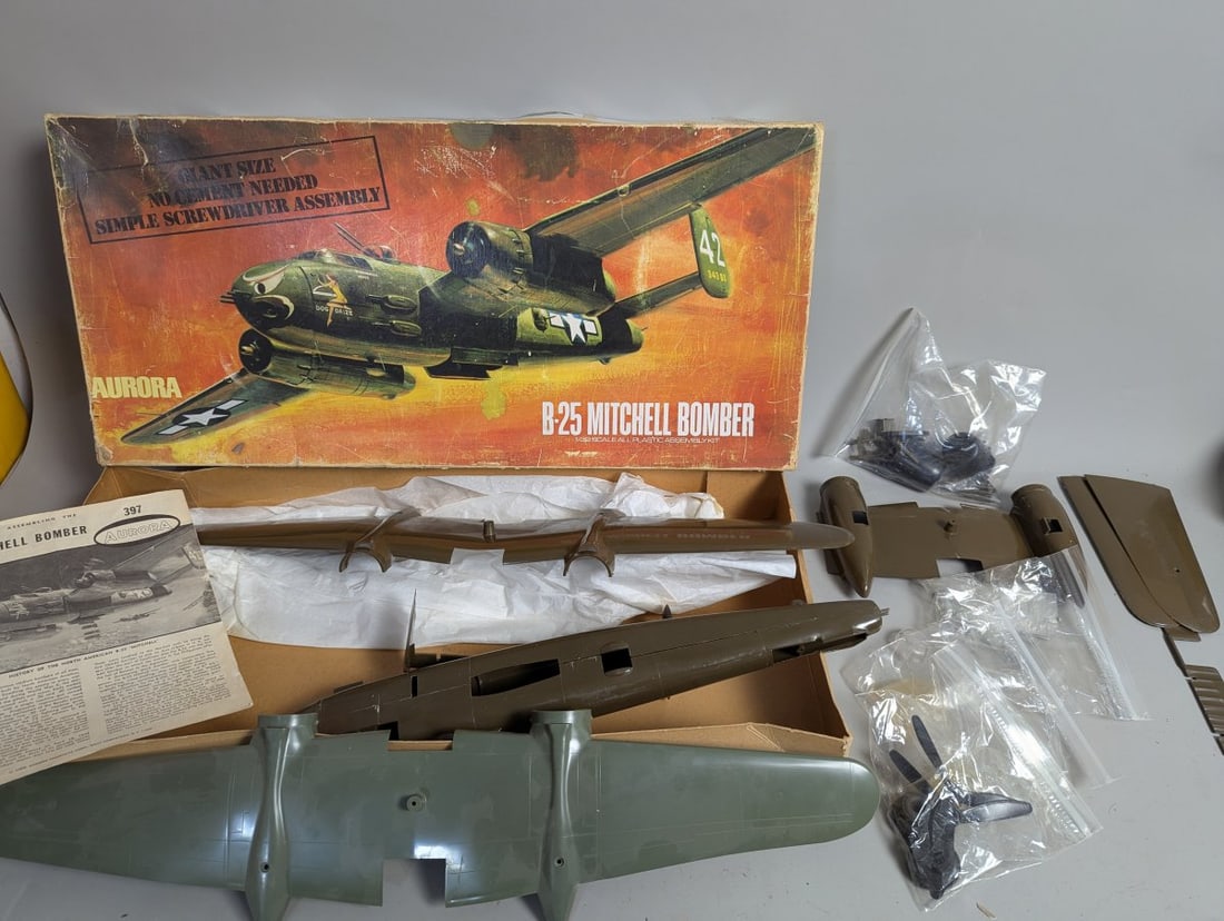 Vintage 1968 Aurora B-25 Mitchell Bomber Model Kit No. 397 1/32 Scale Aviation Collector (1 of 8)