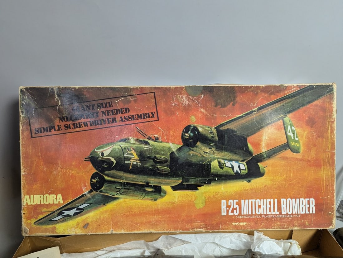Vintage 1968 Aurora B-25 Mitchell Bomber Model Kit No. 397 1/32 Scale Aviation Collector - 2